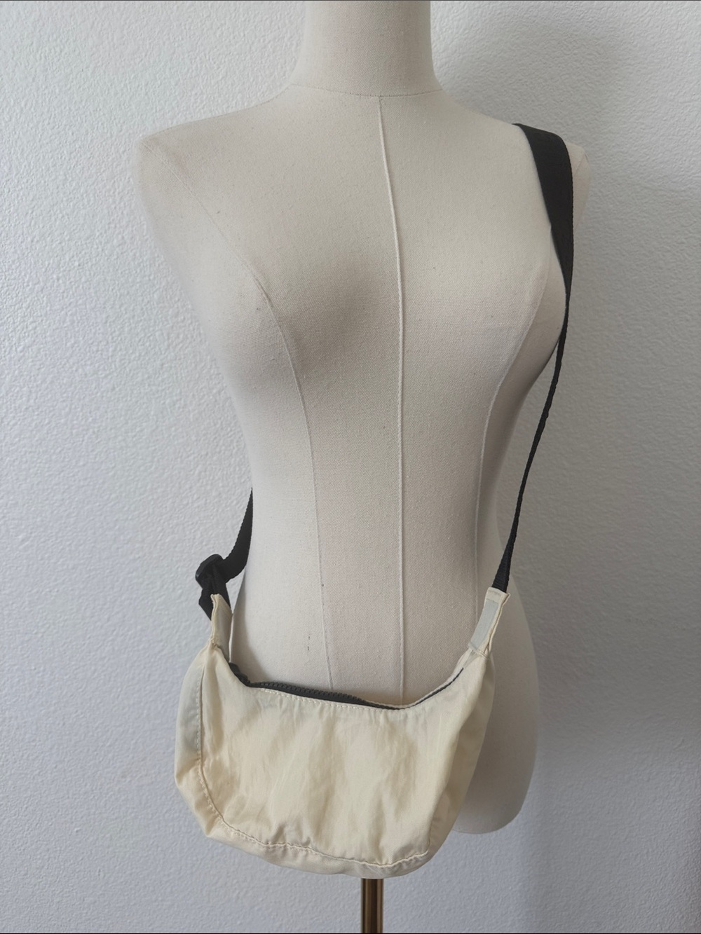 BAGGU Mini Nylon Crescent Bag - Picture 2 of 7